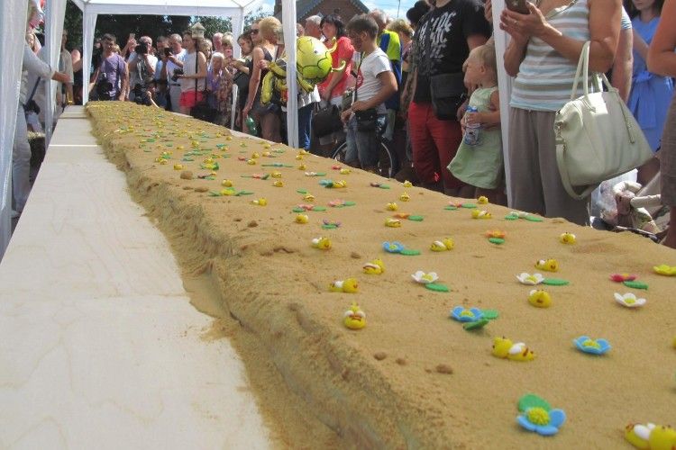 У Рівному спекли 22-метрового медовика