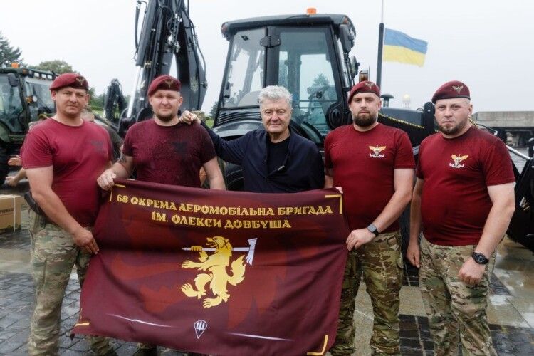 Порошенко передав екскаватори та іншу техніку підрозділам Сил оборони на фронт