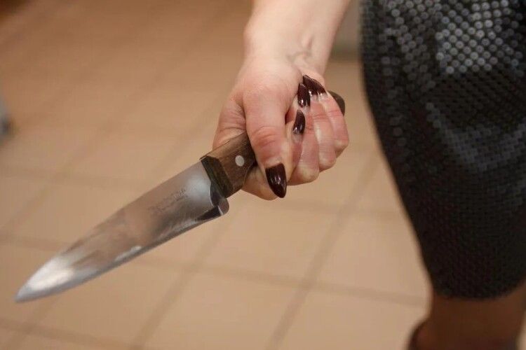 На Волині жінка чотири рази вдарила знайому ножем через сварку біля під'їзду