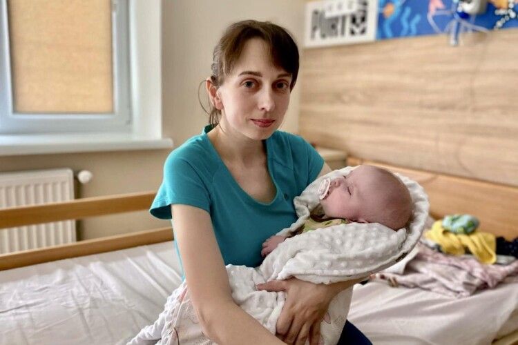 Зупинили серце немовляти, задля допомоги: львівські кардіохірурги прооперували дівчинку з Нововолинська