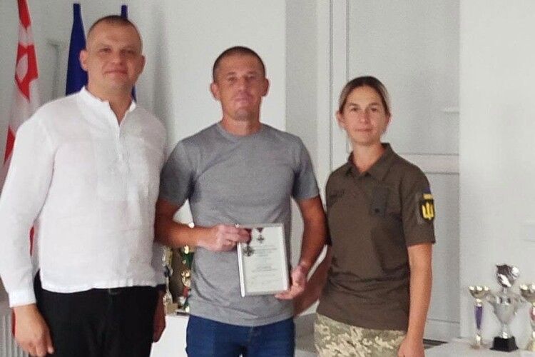 Звільнений з полону волинянин отримав нагороду від Головнокомандувача ЗСУ