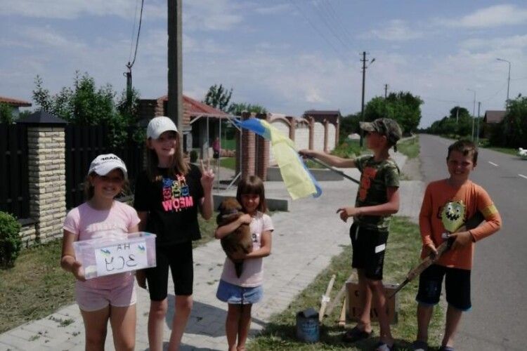 У селі Боратинської громади діти збирають кошти на авто для військових