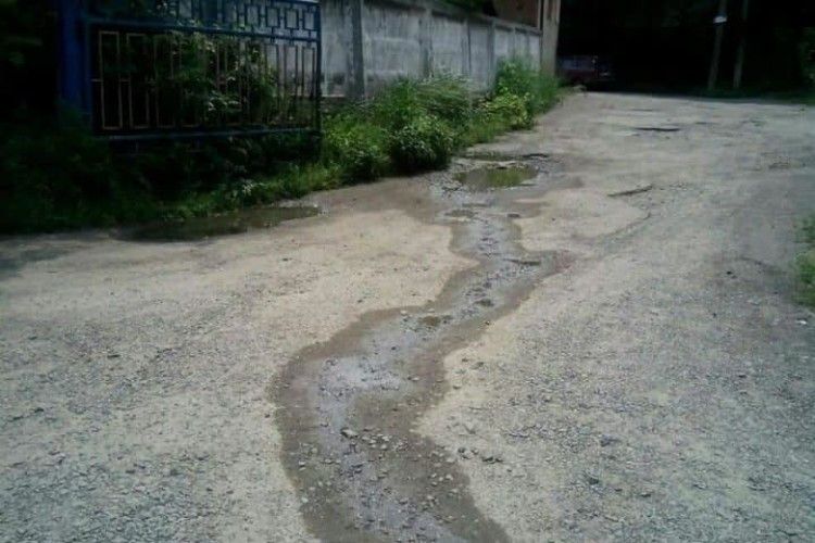 Лучани забули відкачати вигрібну яму – містом потекли нечистоти...