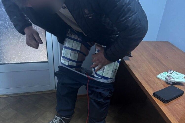 На Волині водій вантажівки сховав сотню пачок сигарет під штанами (Відео)