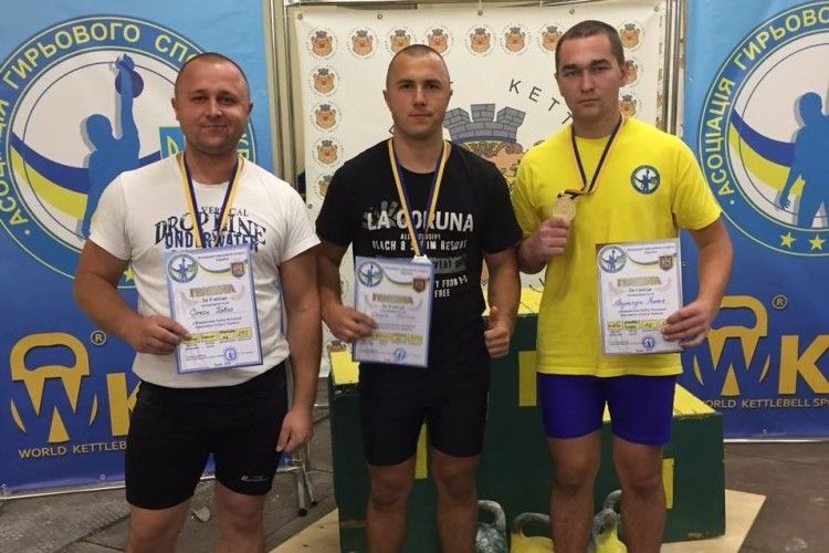 На Всеукраїнських змаганнях із гирьового спорту аж чотири медалі дісталися горохівчанам