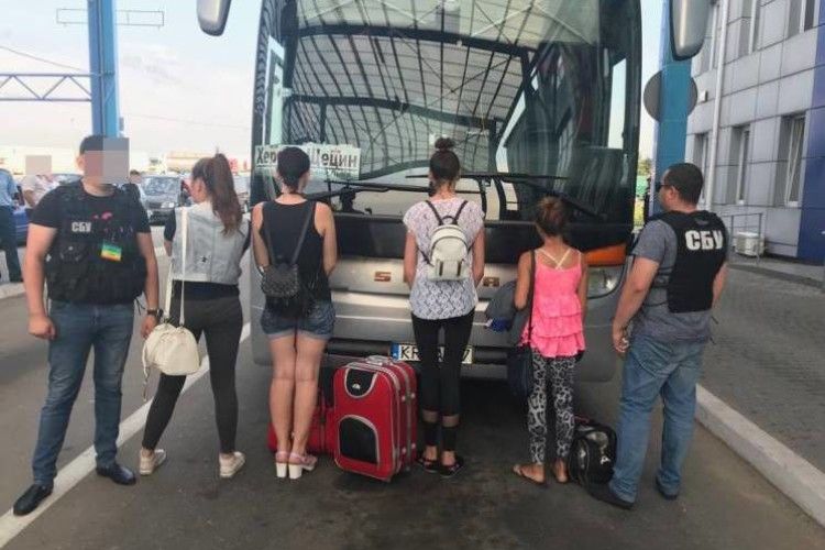 На західному кордоні затримали жінку, що везла дівчат до європейського борделю
