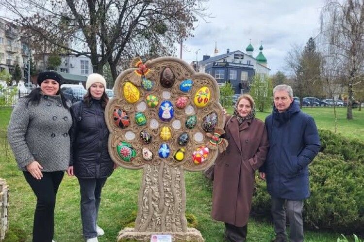 «Писанко, дивуй»: Ковель знову прикрасили шикарними великодніми композиціями