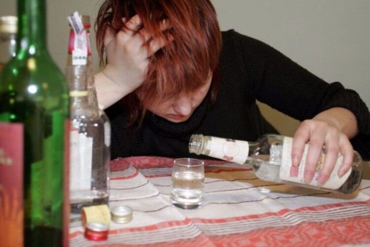 Бруд, алкоголь і хвора дитина: на Волині горе-матір уникнула покарання