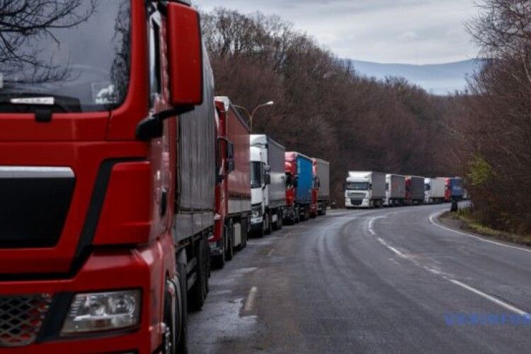 Латвія спростила правила для українських перевізників