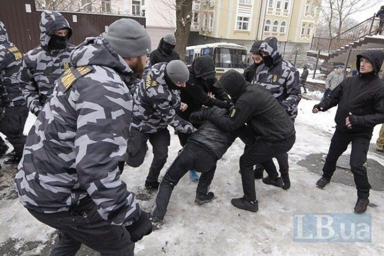 Під судом, де обирають запобіжний захід Труханову, побилися націоналісти з тітушками