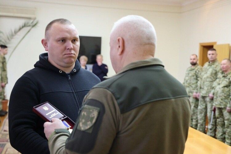 Прикордоннику з Волині вручили високу нагороду за захист України 