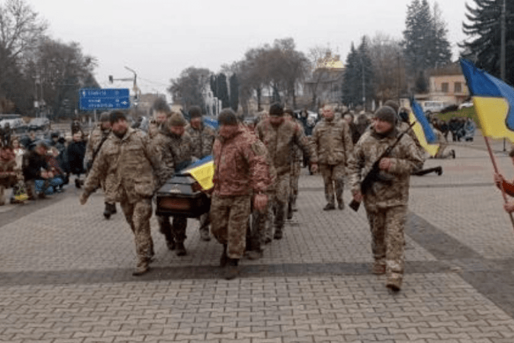 Схиляємо голови: на Рівненщині попрощались із 39-річним солдатом (Фото)