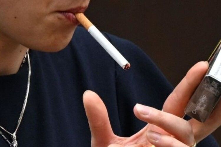 У Канаді хочуть друкувати попередження про шкоду куріння на кожній сигареті