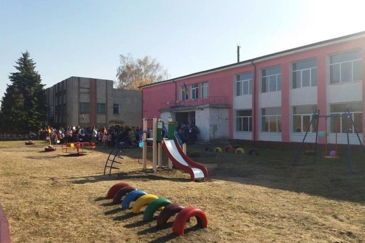 На горохівщині діти гратимуться на новому майданчику
