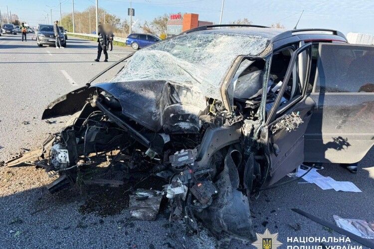 На Поліссі - смертельна ДТП: водій влетів в бетонний стовп (Фото)