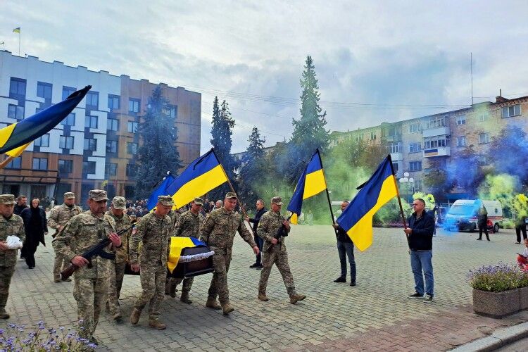 Ковельська громада попрощалася зі старшим сержантом Павлом Коломійчуком 