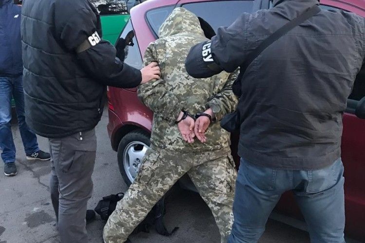 На одержанні неправомірної вигоди викрито прикордонника (фото)