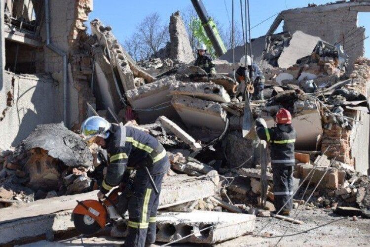 Під завалами телевізійної вежі на Рівненщині лишається ще одна людина  
