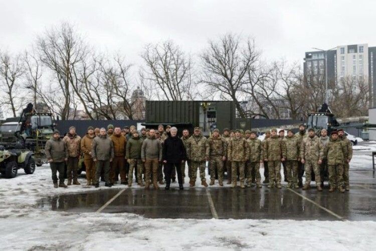 Порошенко передав екскаватори, антидронові сітки та квадроцикли у 9 підрозділів ЗСУ