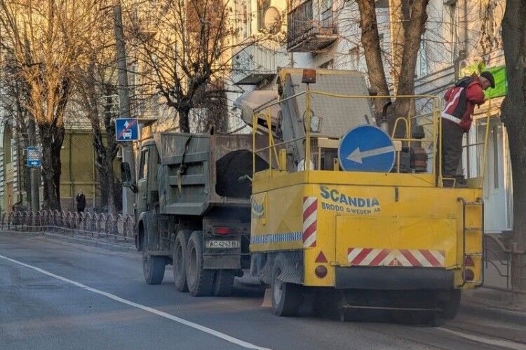 У Луцьку триває весняне прибирання вулиць