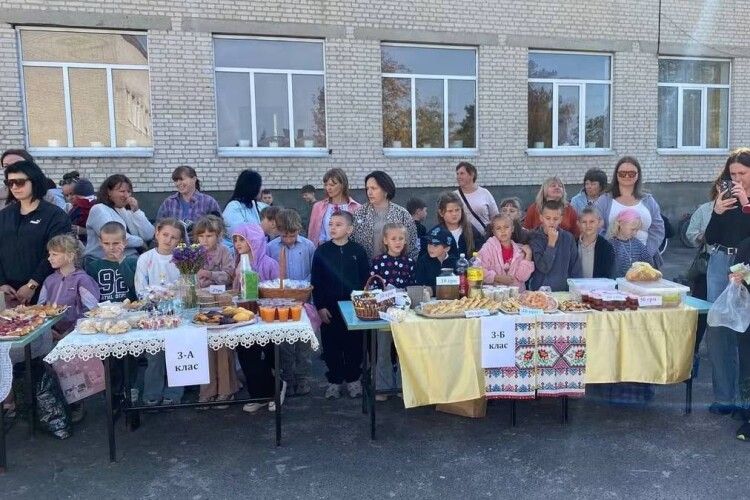 У сільській школі на Волині, де найглибше озеро України, зібрали понад 57 тисяч гривень для ЗСУ