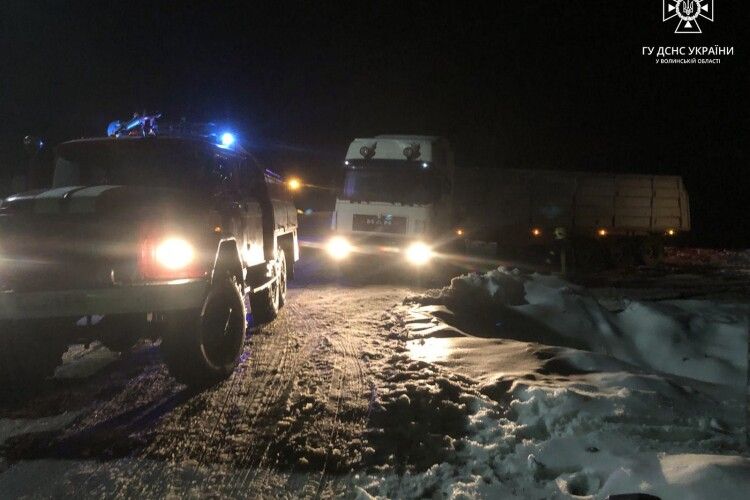 На Волині рятувальники тягли із заметів енергетиків та  «швидку» (Фото)