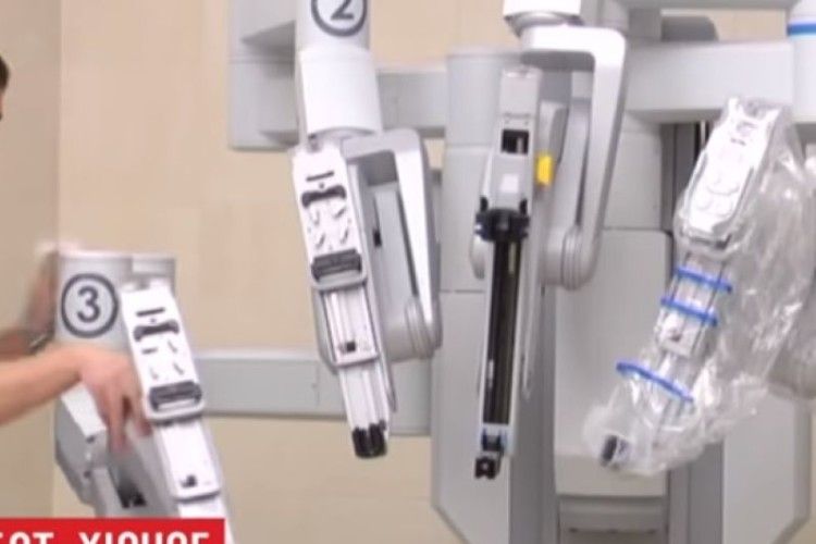 У Вінниці робот-хірург виконав першу в Україні операцію