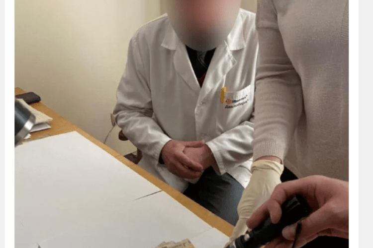 На Рівненщині лікар вимагав гроші у жінки з інвалідністю: його судитимуть