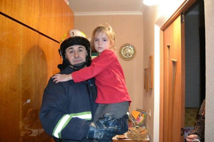 У Рівному рятували шестирічну дівчинку, яка «забарикадувалася» в квартирі (фото)