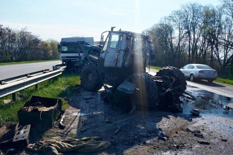У ДТП загинув водій трактора, який їхав у Рівне: шукають свідків автотрощі