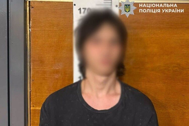 У Києві підліток завдав 5 ножових ударів поліцейському