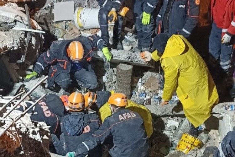 Потужний землетрус у Туреччині та Сирії забрав життя вже понад 15 000 людей