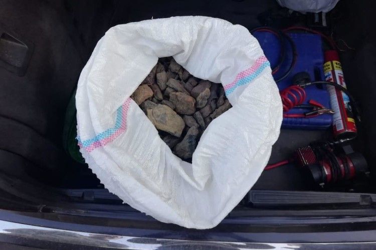 На Маневиччині у мешканця Рівненщини вилучили 20 кг незаконно видобутого бурштину