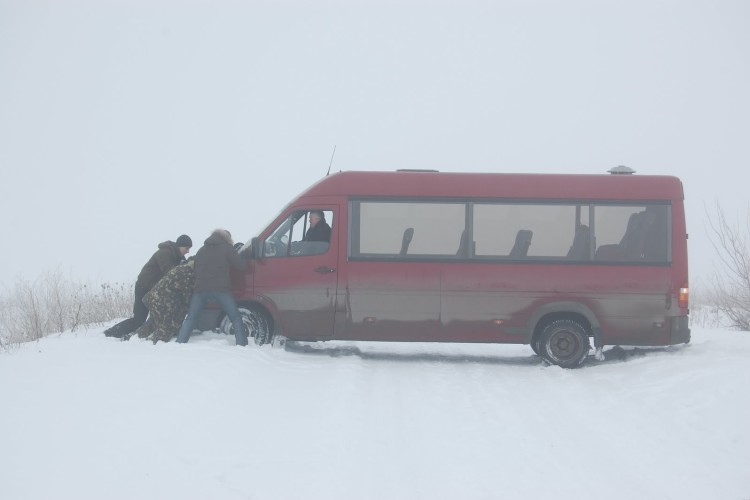 По коліна в снігу пхали автобус, щоб потрапити до дітей на свято (Фото)