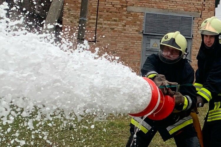 Волинські рятувальники показали, як боротимуться з найскладнішими пожежами (Відео)