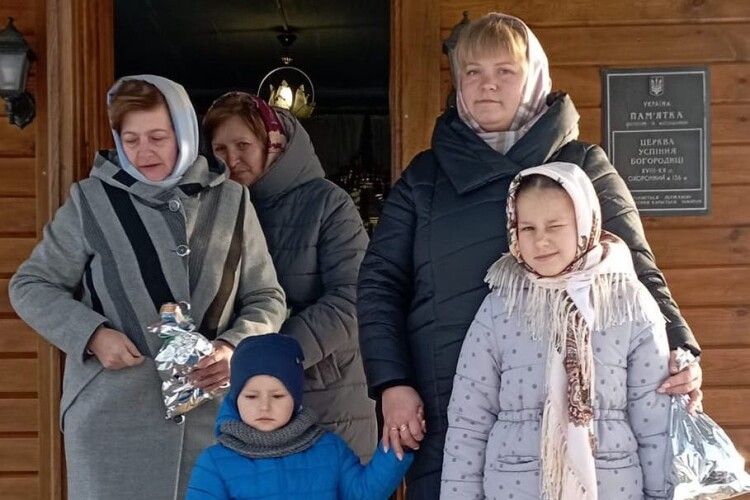У волинському селі подарунки від Миколая отримали всі прихожани храму (Фото)