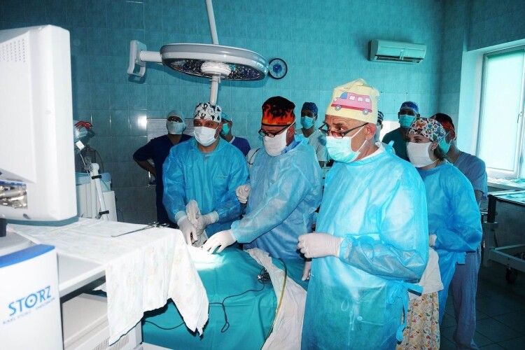 Волинські хірурги провели складну операцію 10-денній дитині (Фото 18+)