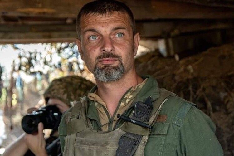 Захисник Маріуполя Михайло Діанов передав пораненому військовому Євгенові Ларченку 2,5 млн грн на лікування