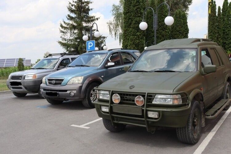 Три автівки на користь ЗСУ: рівненські прокурори викрили шахрайську схему