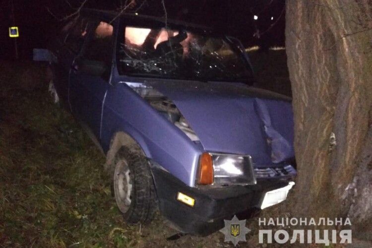 Під Луцьком 20-річний водій влетів у дерево