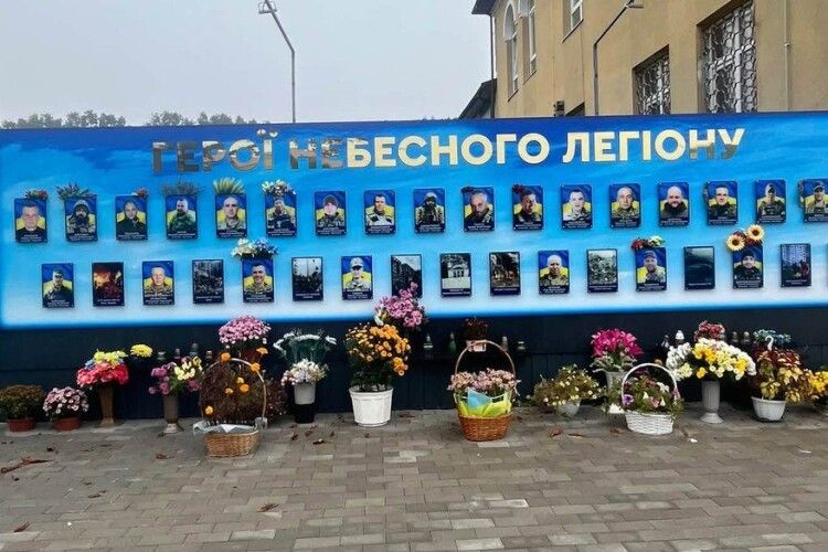На Рівненщині з місця вшанування загиблих воїнів вкрали шість кашпо