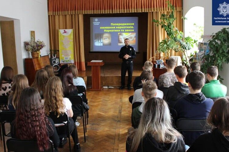 Луцькі патрульні в бібліотеці розповіли про  шкоду наркотиків
