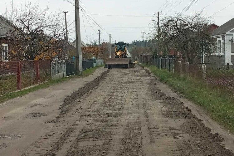 У громаді на Волині прогрейдерували дороги (Фото)