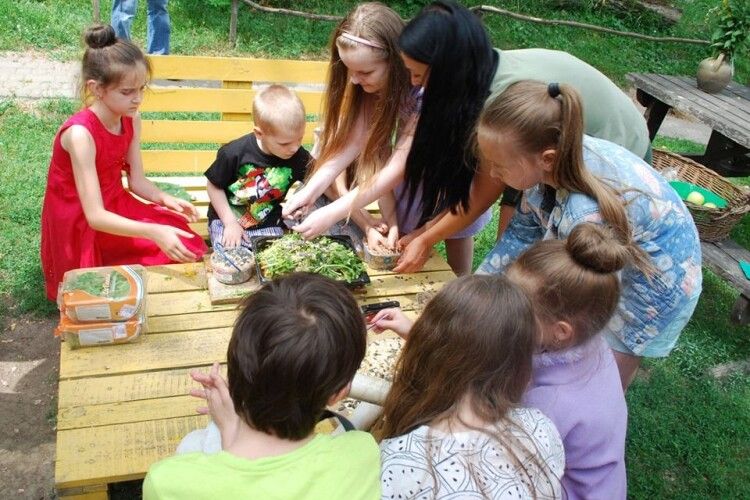 У Рівненському зоопарку дітлашня чаклувала над смаколиками для гризунів (фото)