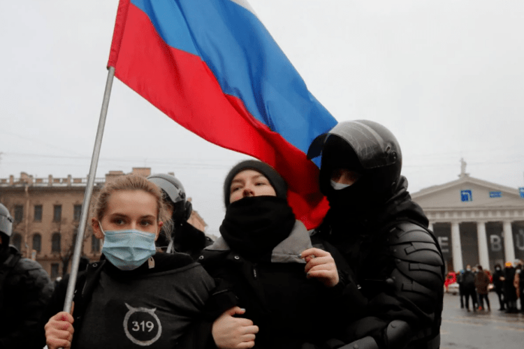 У росії забороняють мітинги через зростання цін, бо вони шкодять їхній кривавій «спецоперації» 