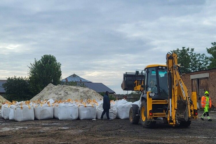 Зима близько: у місті на Волині комунальники готують техніку та шукають працівників