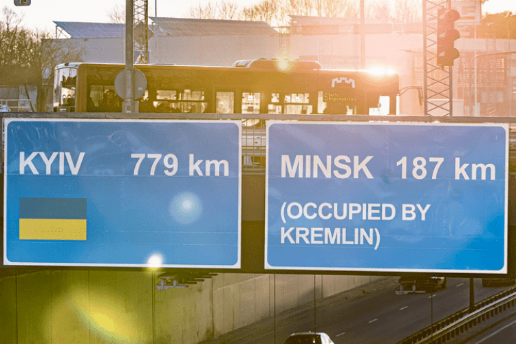 У Вільнюсі з'явився новий дорожній знак на підтримку України