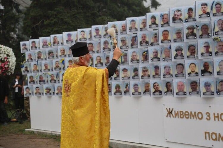 У Луцьку відкрили фотостенд «Живемо з надією. Пам’ятаємо. Чекаємо» (Фото)
