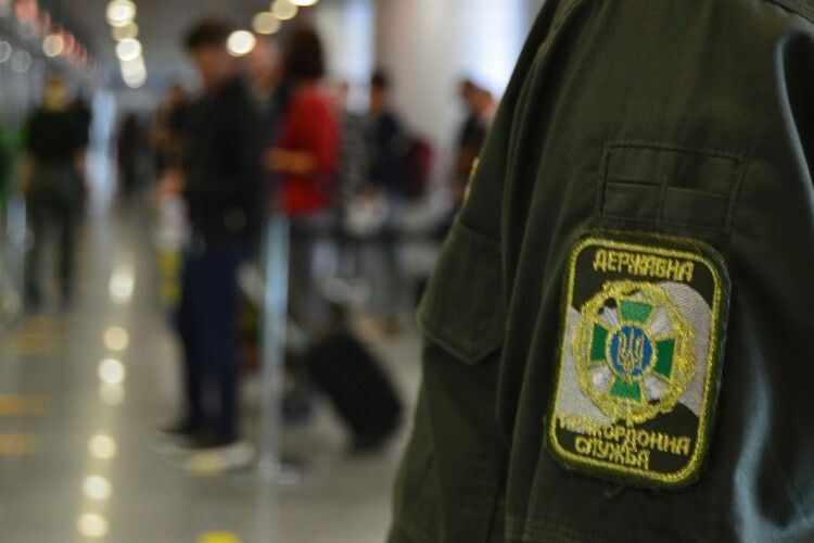 Росіянка, яку переслідують рейдери-держслужбовці, попросила притулку в Україні