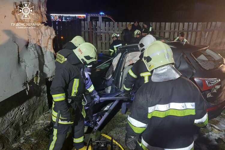 На Львівщині автівка влетіла в житловий будинок: четверо загиблих (Фото)